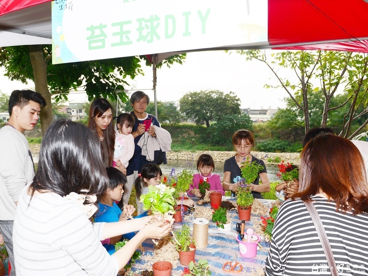 「走讀水岸生活節」在蘆竹南崁溪河畔光明公園包括環保書籍朗讀、水岸市集、有趣的手作DIY課程、闖關遊戲等，以寓教於樂的方式，推廣環保教育