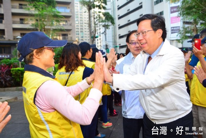 鄭市長表示，金華里是桃園市「都會型」低碳永續示範社區，在環保志工隊的經營及低碳社區推廣等項發展相當成功。