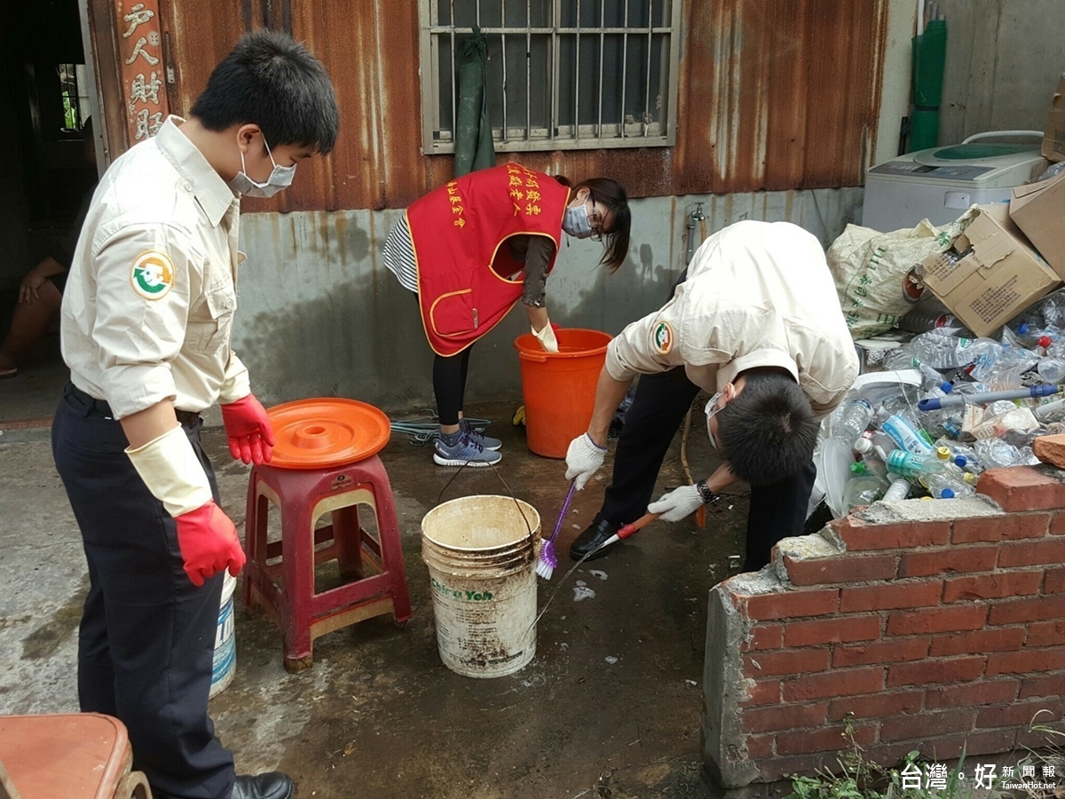 桃園市政府環保局替代役男與華山基金會合作，協助獨居長輩，整理居家環境