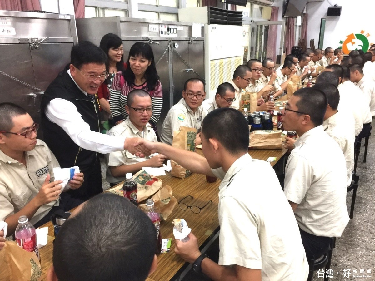 關心市籍替代役男　邱建富伉儷冒雨前往成功嶺探視