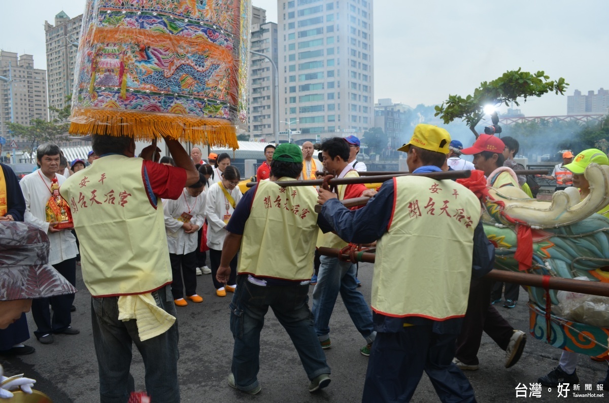 天后宮主委率全體委員、代表，出動媽祖神轎、千里眼、順風耳及完整的旗、號、鼓、侍等陣頭，一早就在安平聚落入口親迎候駕