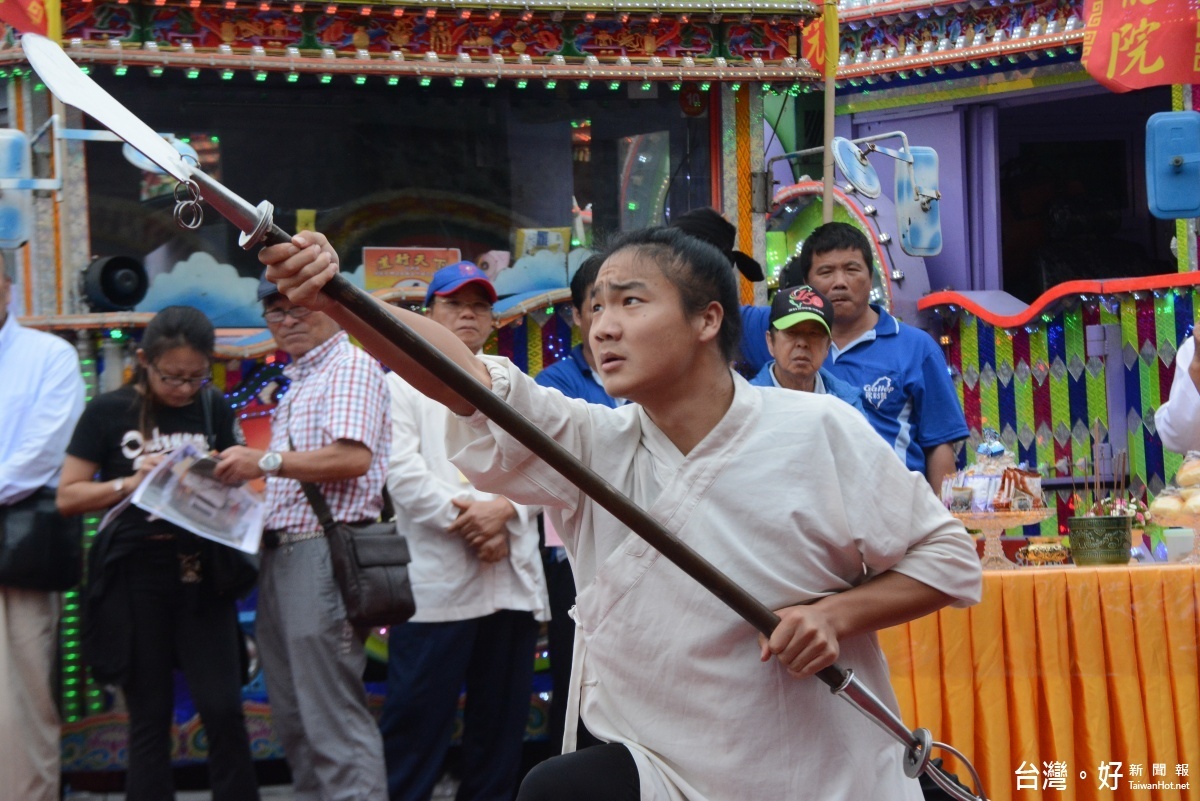 武當道教功夫團20歲左右的功夫精英，拂塵、劍、鏟、拳、陣，各個身懷絕技的演練來詮釋中國的“道”文化。