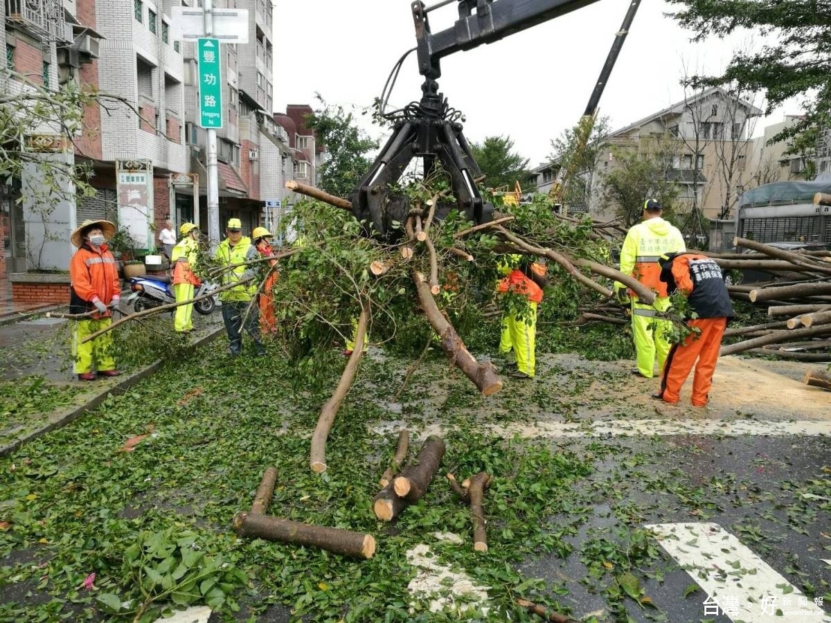 台中市環保局清潔隊員經常會出動支援其他縣市的緊急支援救災行動，讓務繁重。