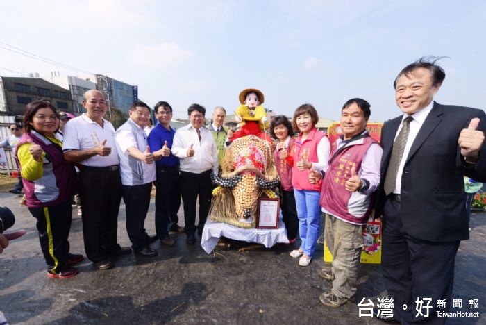 鄭市長說，平鎮兼有城市及鄉村風貌，且以「三隻小喵，窩在平鎮」為主題，與「九藏喵」合作，呈現花彩節平鎮場的獨特魅力。