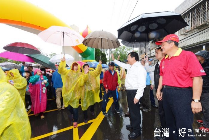 鄭市長表示，市府會持續完成8-3號池埤塘公園三、四期設施改善工程，給市民更多更好的活動空間。