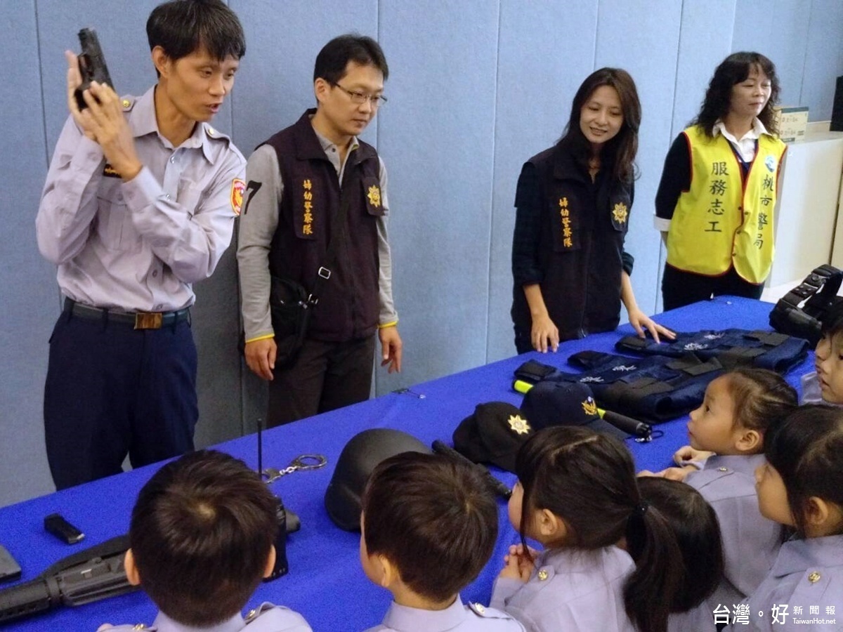 寓教於樂小小警察體驗營，桃園市警局婦幼隊向小朋友解釋槍枝的使用 