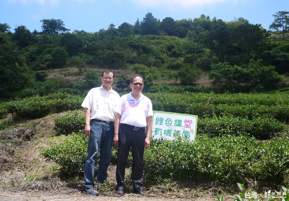 綠色講堂生態科技董事長曾國安在因緣際會下，聽見有機茶農的艱辛與期待，因此認養了郭茂楠的有機茶園。（圖／綠色講堂生態科技提供）