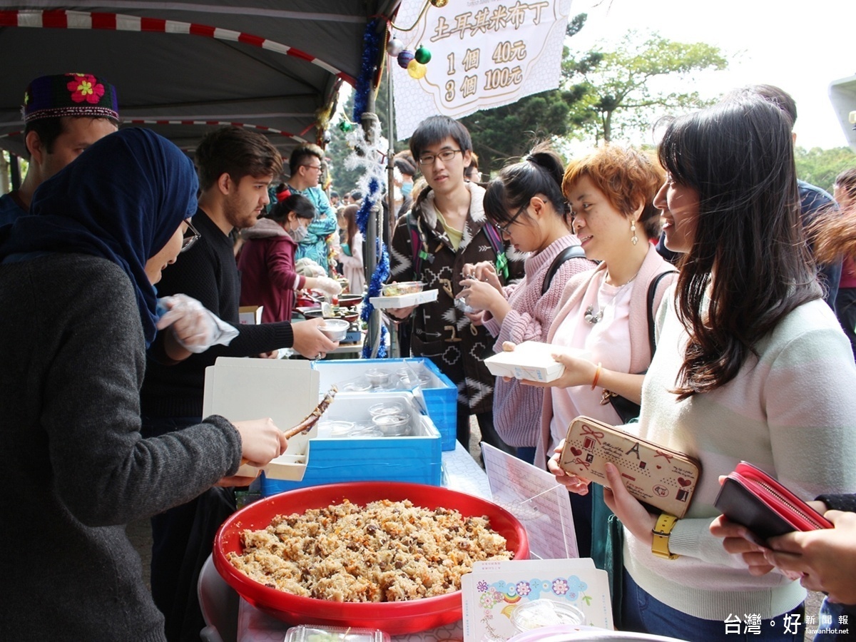 元智大學國際文化節「free Hug with you」，各國美食展示品嚐