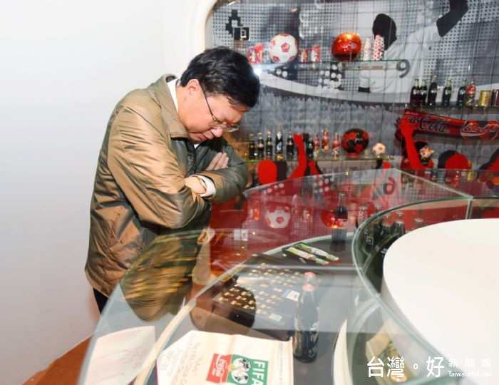 桃園市長鄭文燦前往位於桃園區的「可口可樂世界」博物館參訪。
