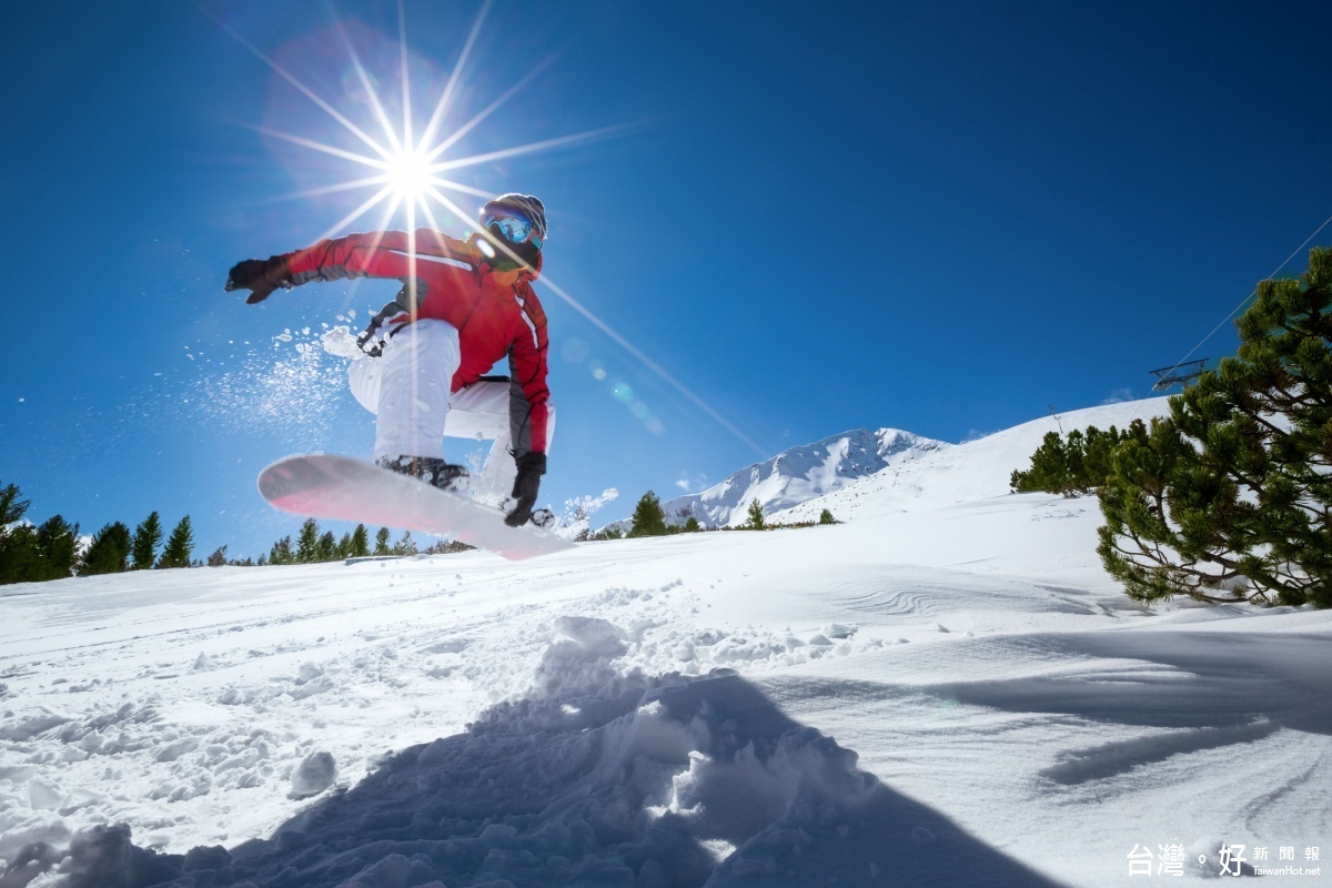 滑雪是冬季旅遊中相當熱門的一項行程，非常適合想要體驗滑雪又不想錯過觀光的旅客。（圖／喜鴻假期提供）