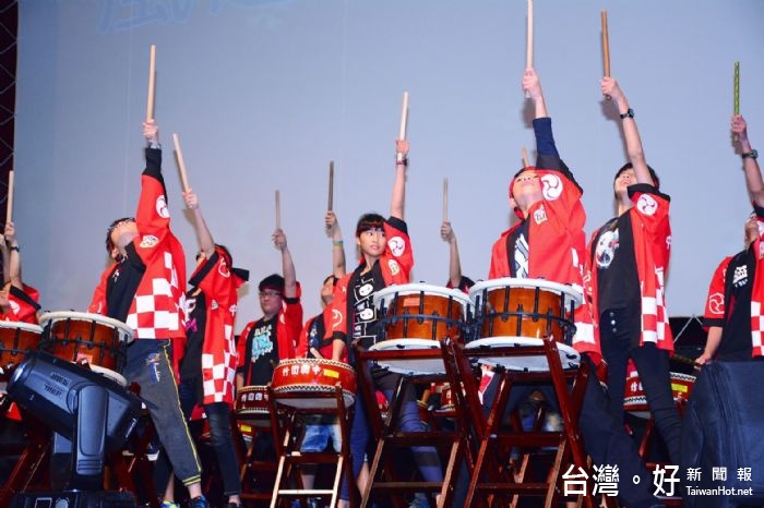 鄭文燦表示，瑪潮關懷協會號召大學及高中志工，為清寒學生募集到1,500件外套，將愛傳遞出去。 