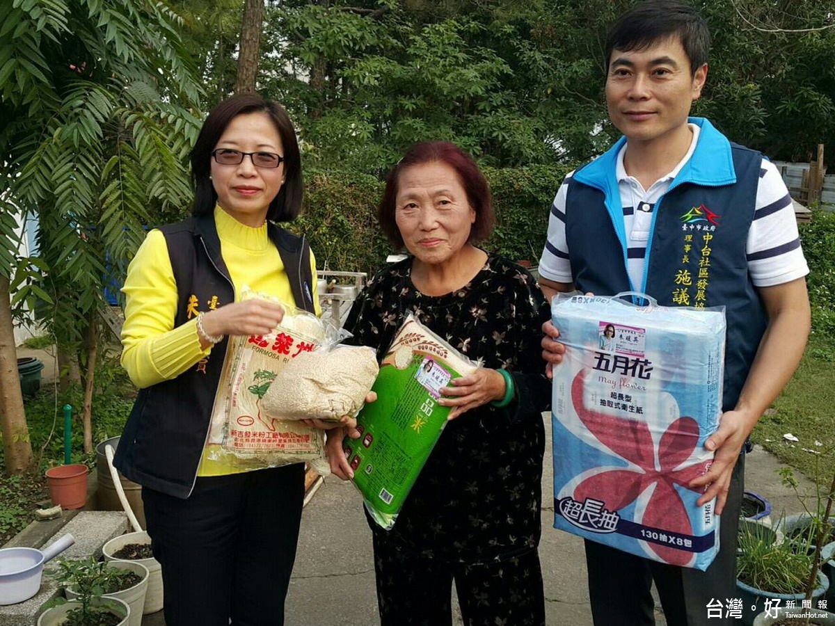 朱暖英捐贈民生物資給獨居老人