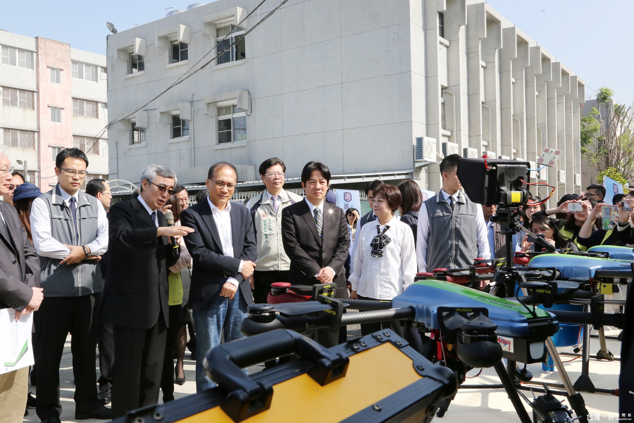 林全院長及賴市長現地視察捕蚊桶及大型誘殺器、空拍機展示