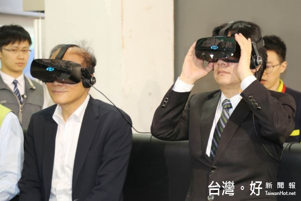 參觀台南資訊月　林全、賴清德體驗最流行VR技術