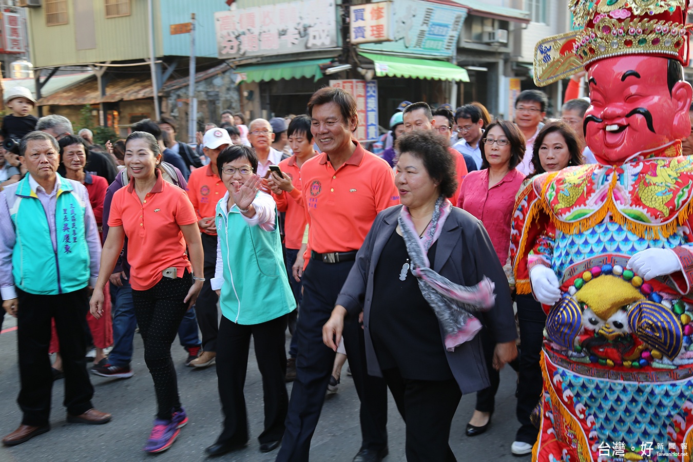 ▲陳菊市長在三鳳中街帶領各商圈揭開高雄過好年商圈系列活動序幕。（圖／記者郭文君攝）