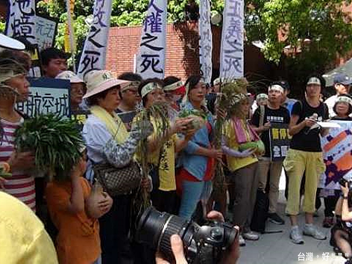 「在水泥跑道上播種」導演陳曉雯則利用影像記錄了桃園航空城的種種抗爭，試圖影響上位者政策