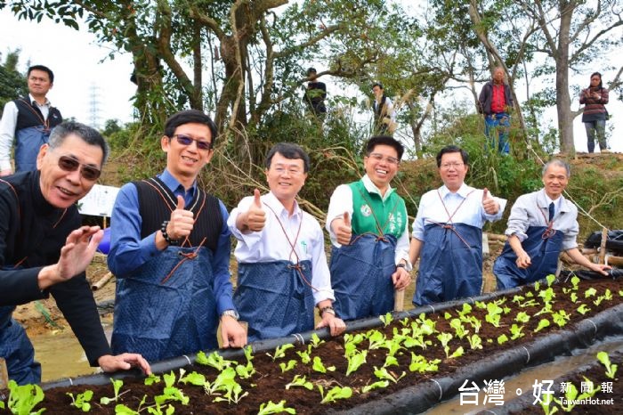 鄭市長表示，透過由下而上、計畫導向、社區自治及軟硬體兼顧等方式，讓社區居民找到自己的亮點 。