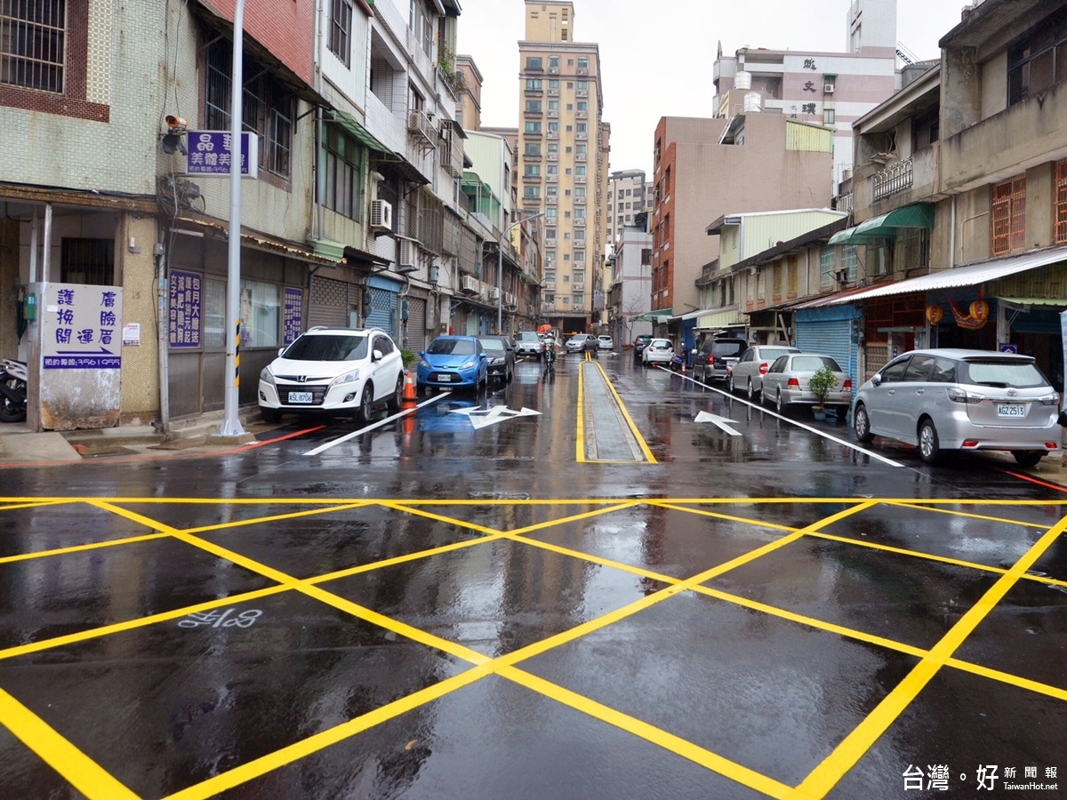 慈德街長年來道路狹窄，道路兩側高低落差懸殊，中間有分隔島，市府決定將慈德街道路拓寬，13日完工啟用