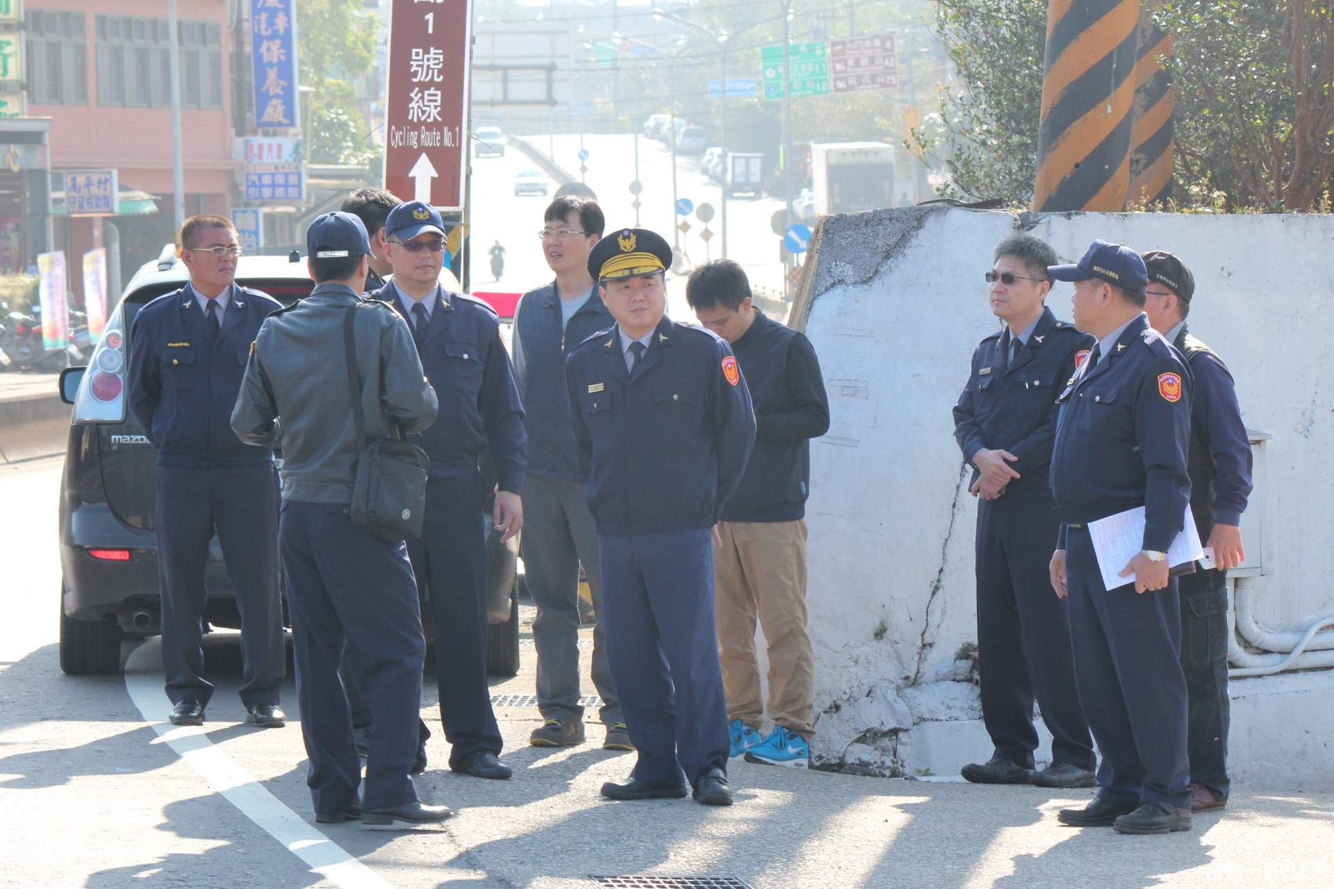 龍分局長林建宏呼籲民眾『多一點禮讓、行車更順暢』，勿於遊樂區周邊，任意違規停車妨礙交通，並遵守各路口員警及協勤民力之指揮疏導。