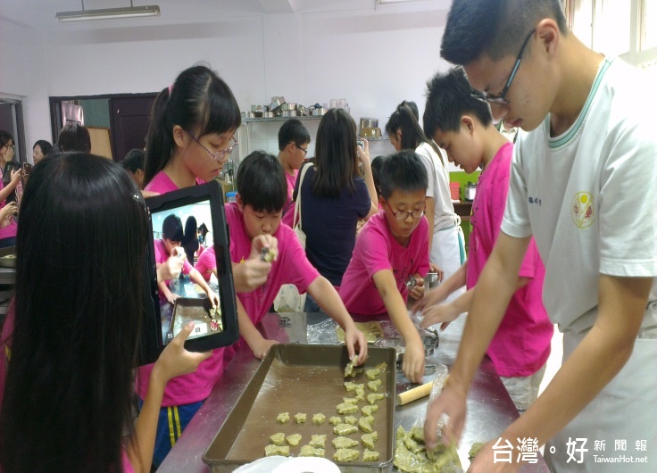 嘉大附小與南投縣魚池國中的茶文化跨校互助共享，國中大哥哥大姊姊指導附小學生製作紅茶餅乾，學習後義賣所得捐贈於魚池國中資訊設備。