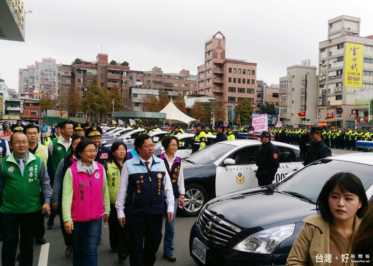 桃警「106年加強春節期間安全維護工作」校閱陣容壯盛士氣高，桃園市長鄭文燦率領桃園市議員共同校閱