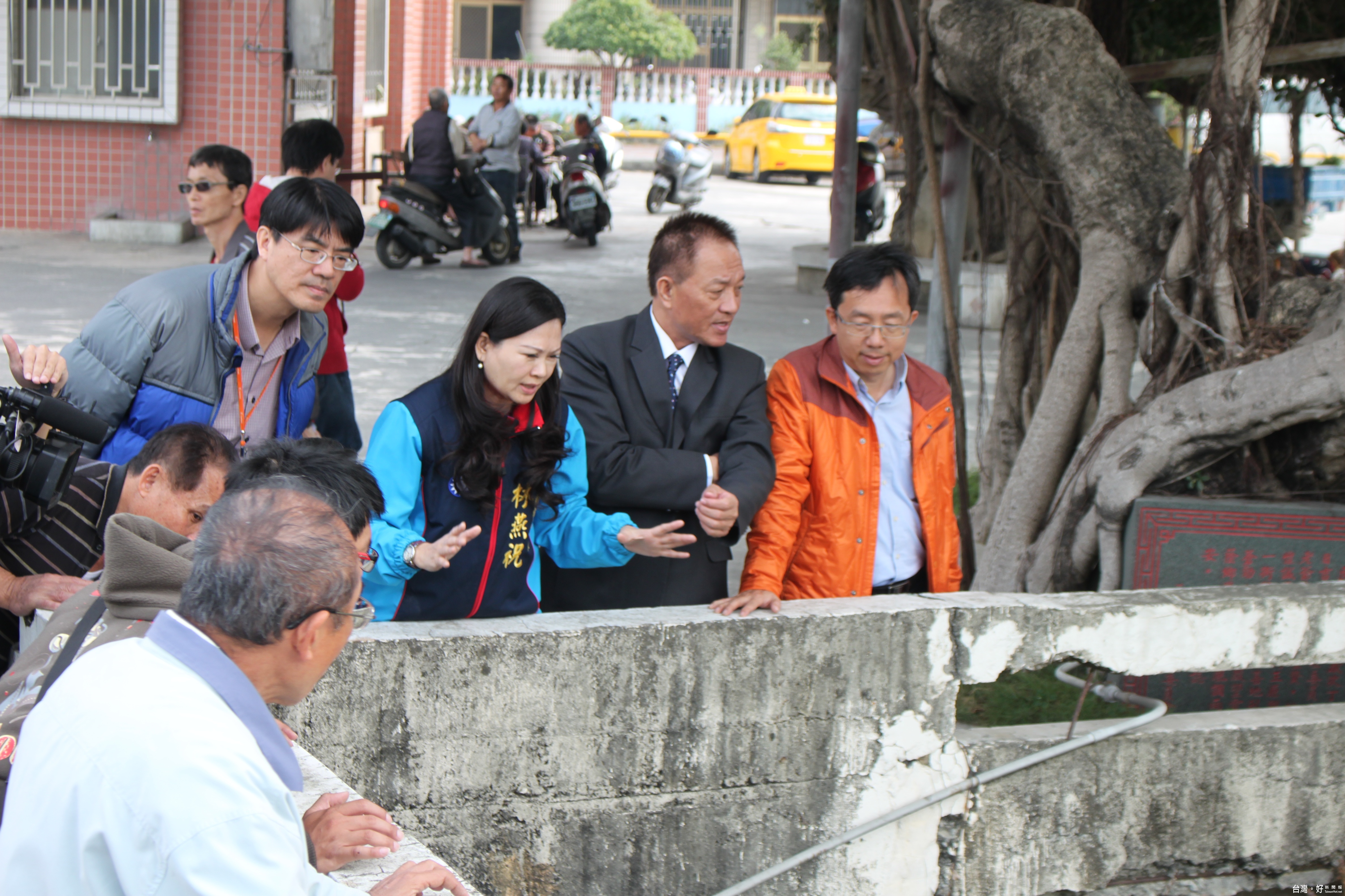 蔦松中排匯集埔園、正強、烏竹及蔦松等里排水，再排入鹽水溪，為求一勞永逸，林燕祝踏勘，在最短時間內執行。