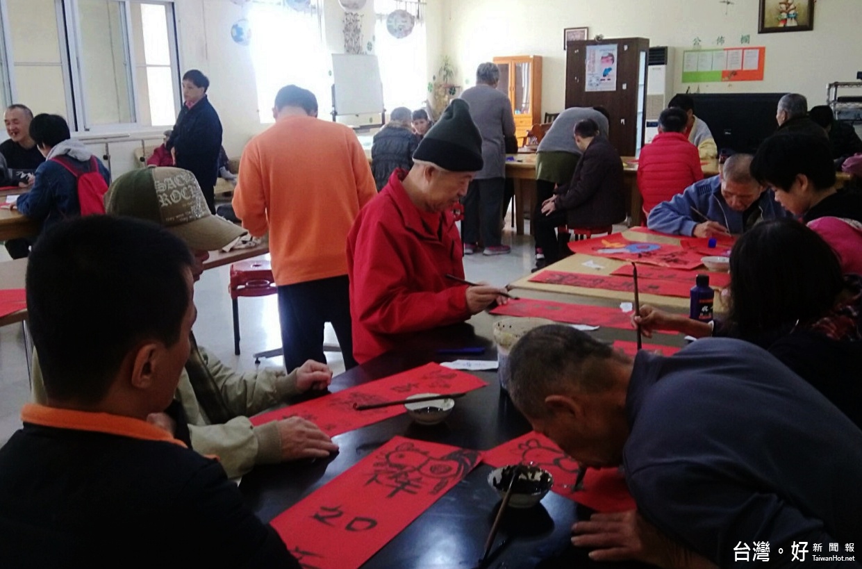 樹仁基金會附設桃園教養院住民(院生在老師與志工們協助下快樂寫春聯