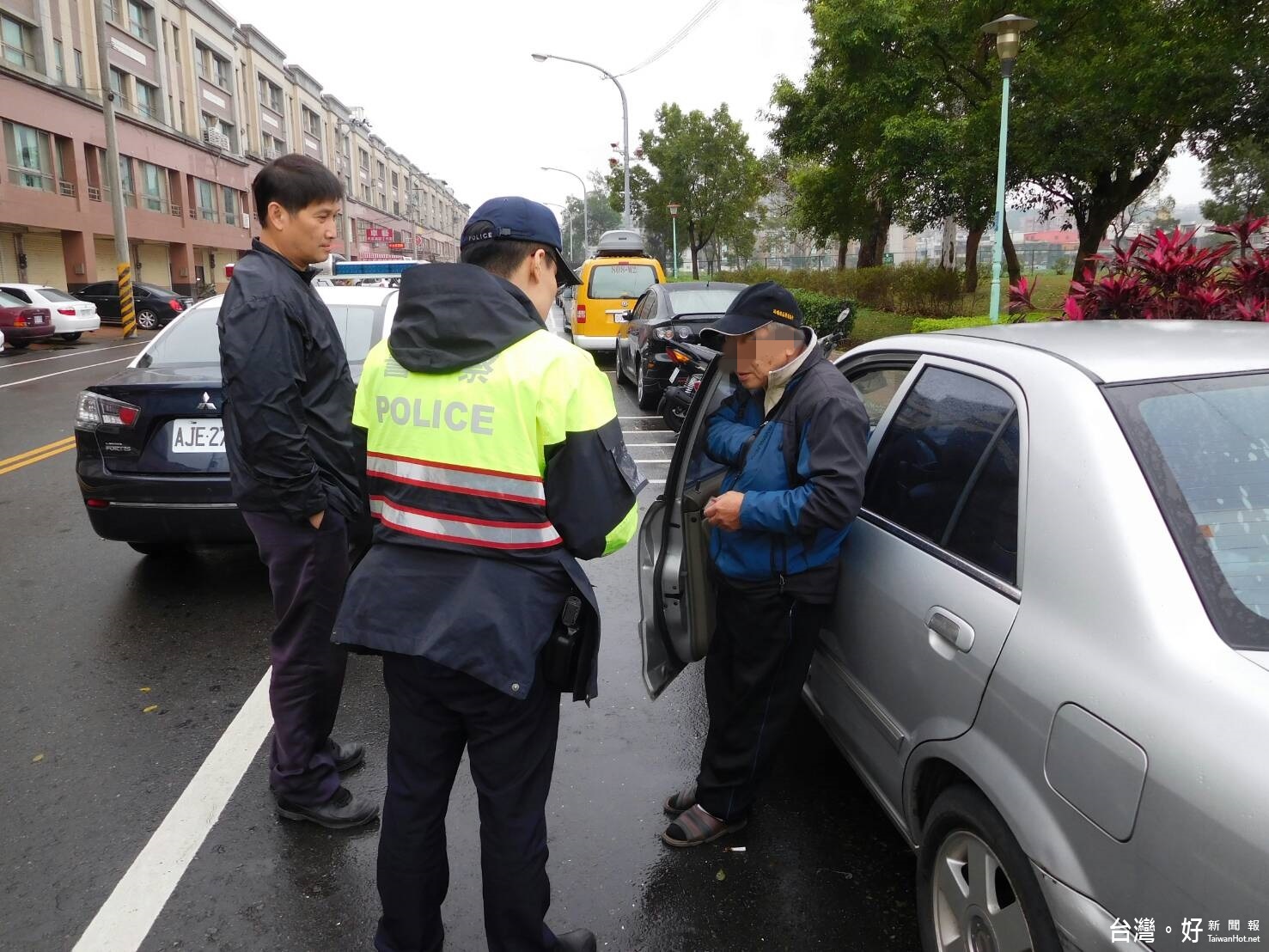 詐騙電話老翁信以為真，提領70萬元現金，警方接到銀行電話即時前往勸阻。