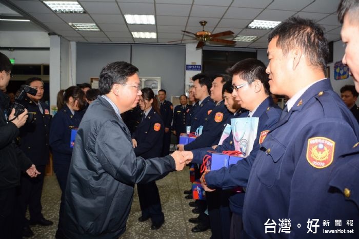 鄭市長表示，感謝警察同仁過去一年不分晝夜、無畏寒暑，為守護桃園的治安、交通而服務。