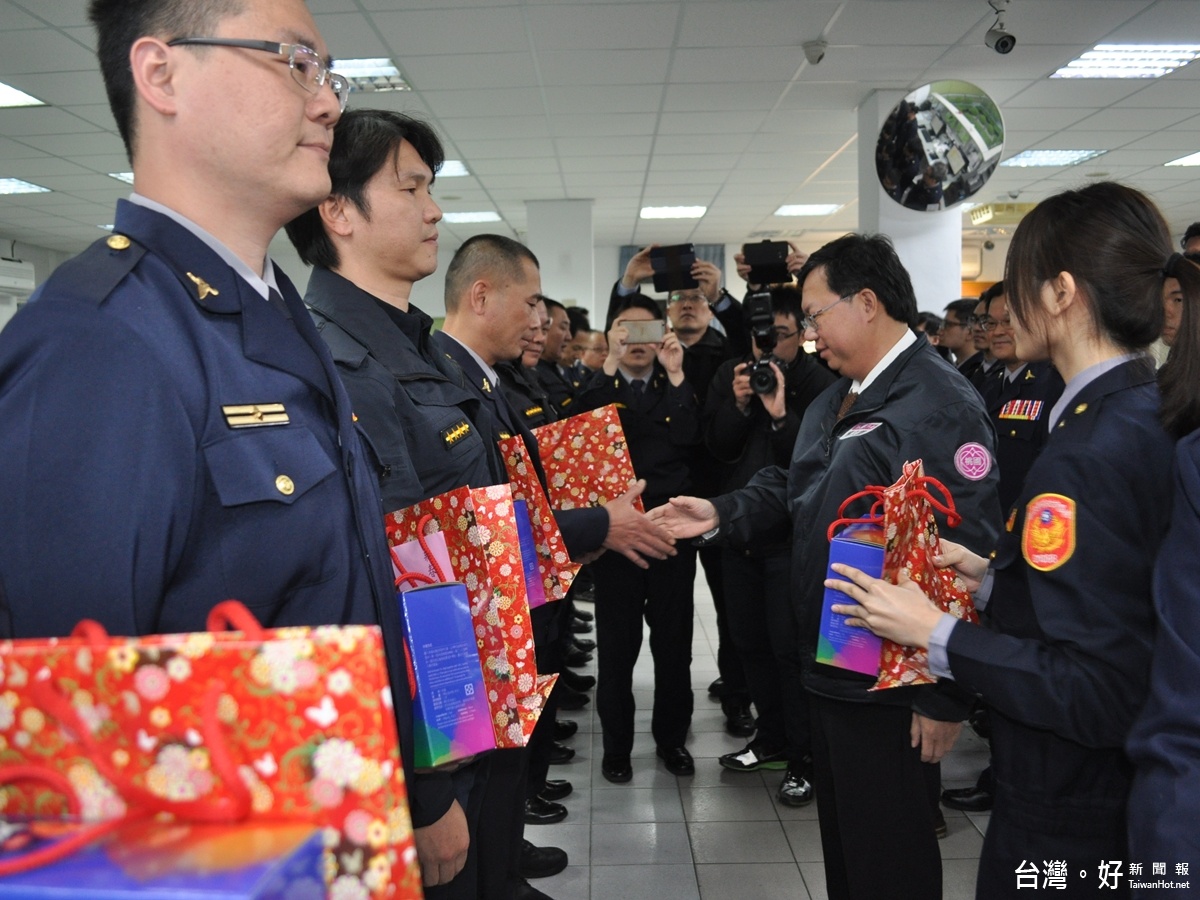 桃園市長鄭文燦到市警察局慰問第一線的保安隊員警，致贈茶葉及福袋