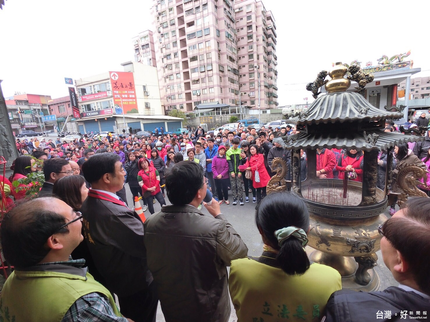 桃園市長鄭文燦前往楊梅錫福宮、三元宮、啟明宮、奉天宮參香，並發送新春福袋。