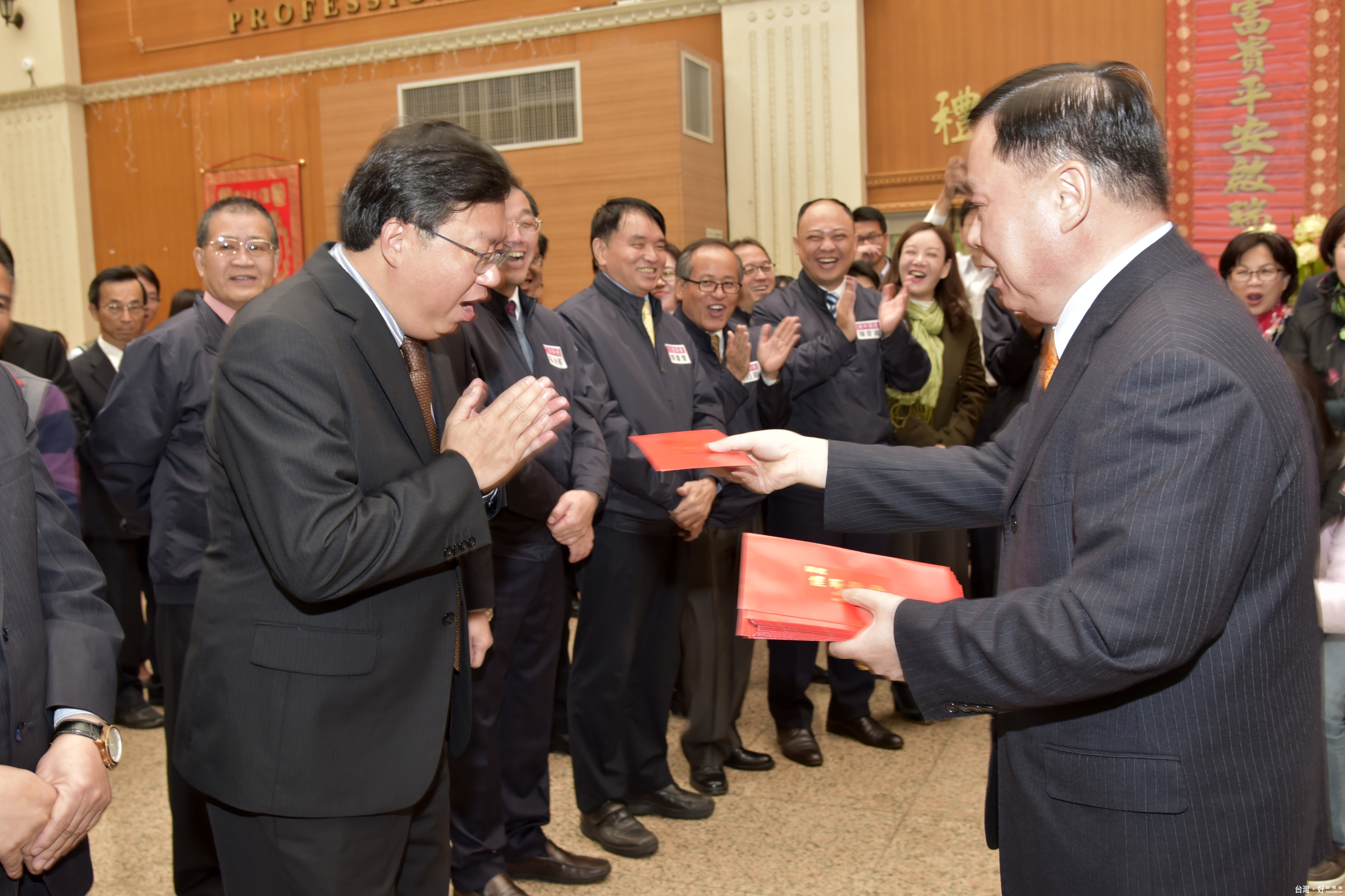 邱議長把第一個紅包送給鄭市長，互祝新年快樂。