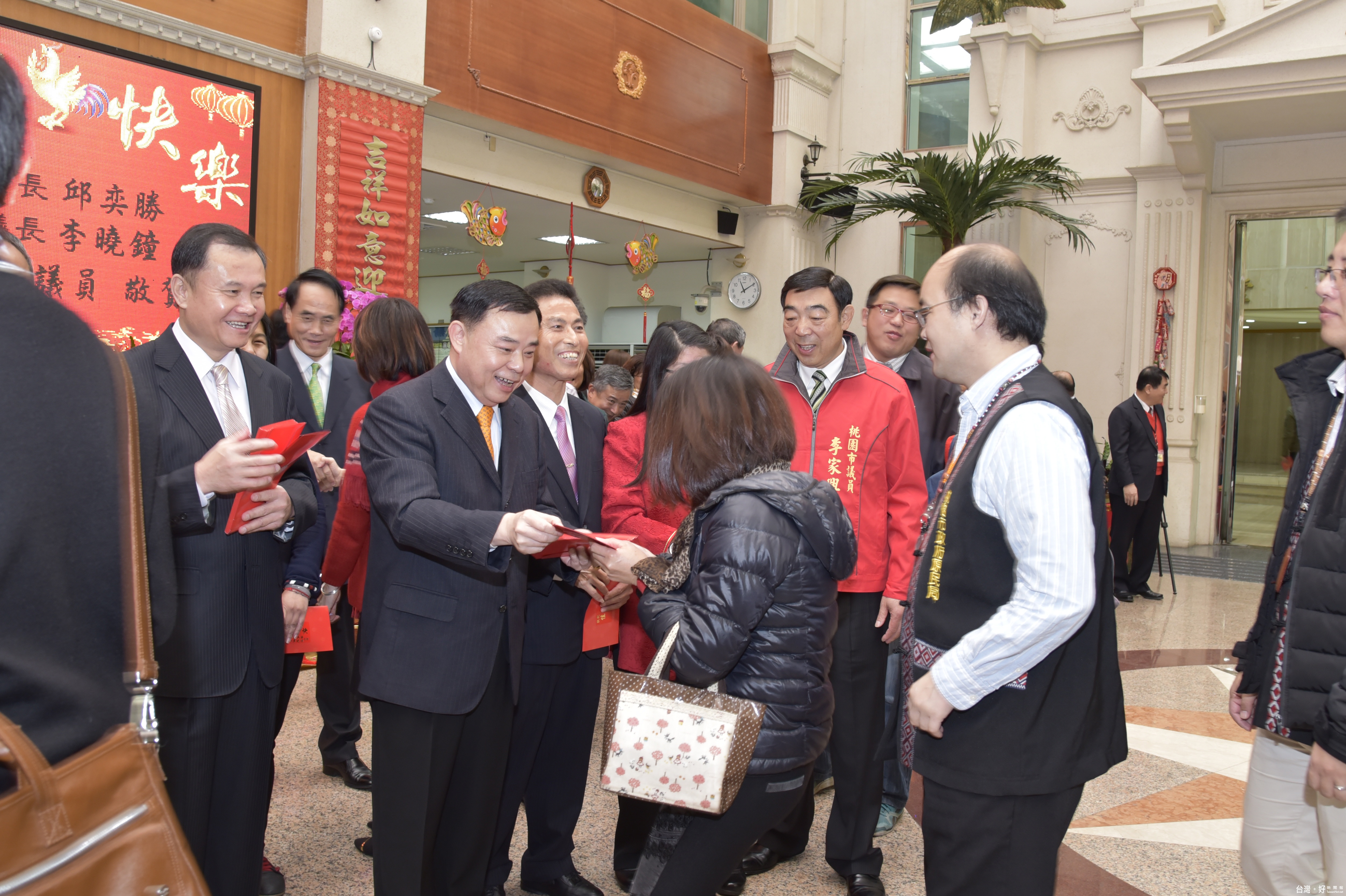 市府主管與議員、議員助理們也向議長、副議長賀年，並領取新年紅包。