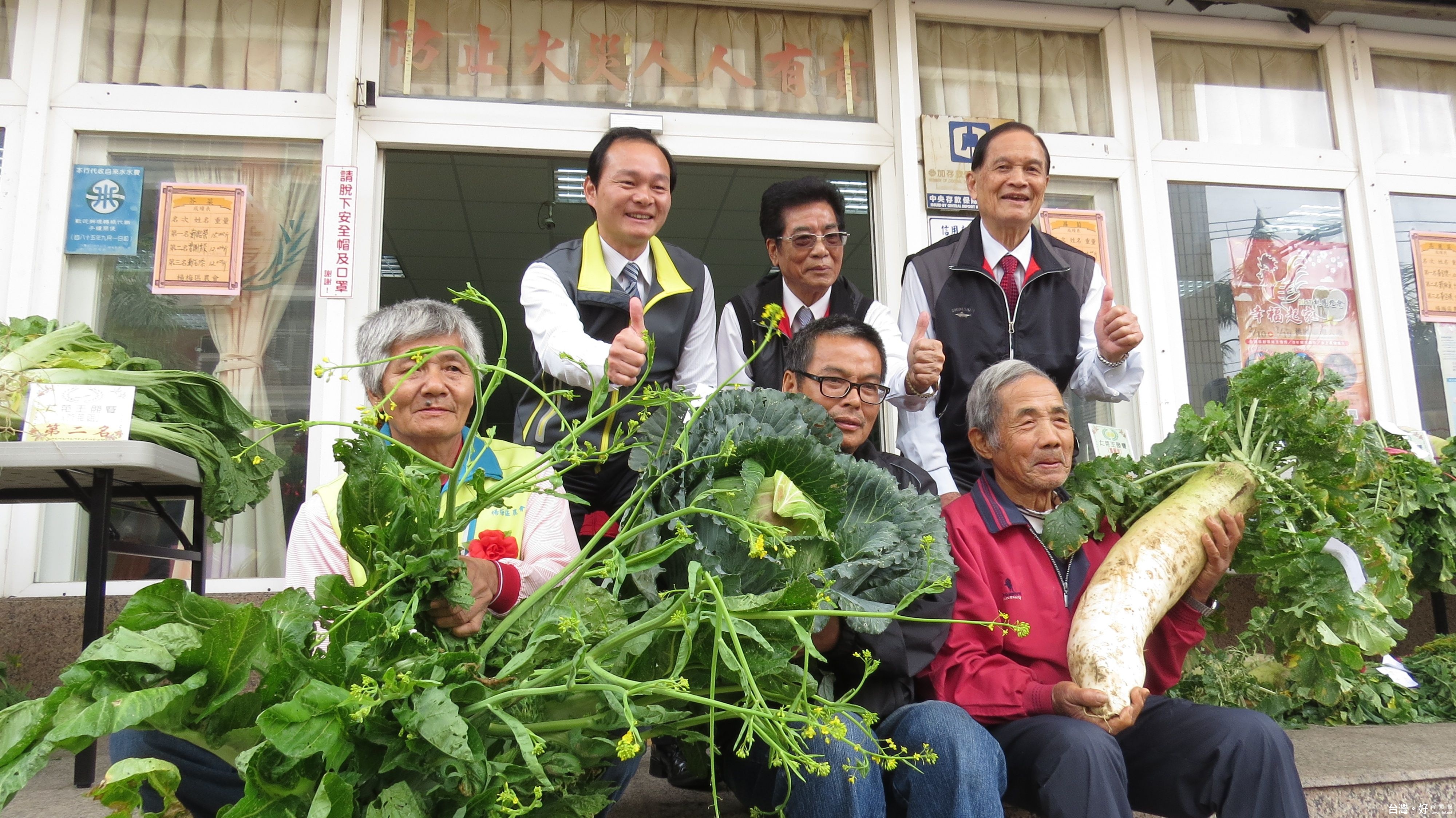 楊梅農會總幹事周宗維(後排左)、理事長許紅光、常務監事傅昭端，與大菜王競賽優勝者合影。