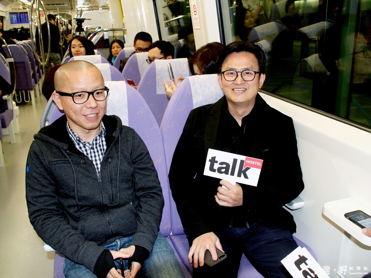 青年旅館業者試乘機捷國際友人首批組團搭乘的外國旅客，希望從國際的角度，給予機捷不同的搭乘感受