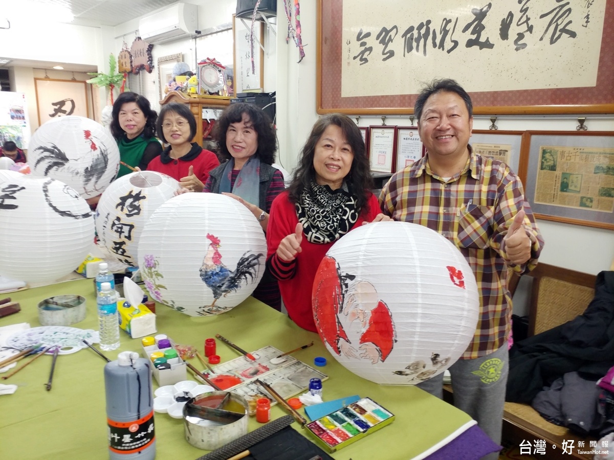 桃園市福德里舉辦「大手牽小手大家一起來」的燈籠彩繪活動，里長王菁華邀請陳怡璇、丘美珍、王大平等老師在現場彩繪燈籠