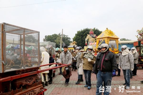 今年鹽水蜂炮活動施放約200座炮城，五彩繽紛的高空煙火將讓遊客感受到鹽水蜂炮聲光震撼威力與美感。