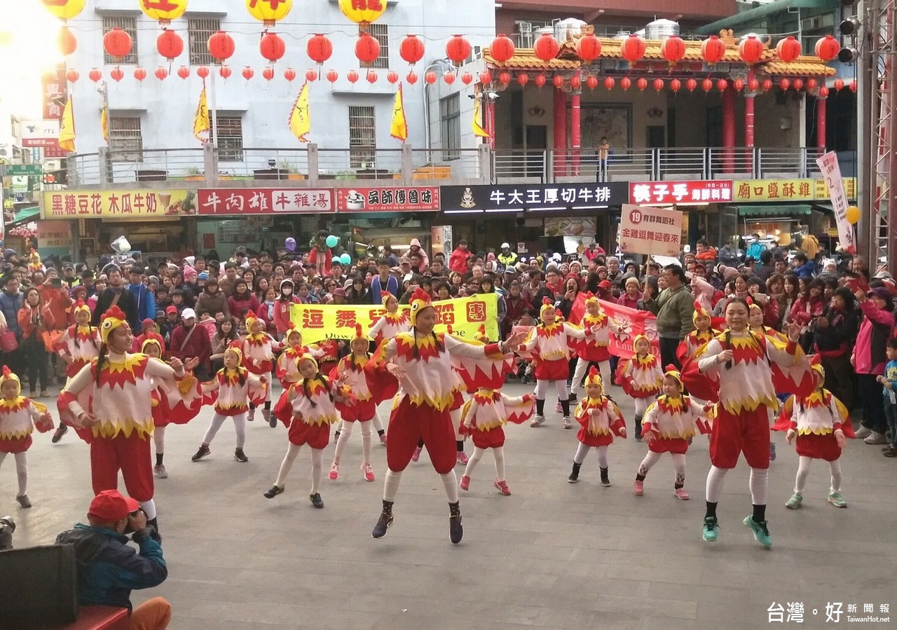 「2017龍潭迎古董接財神」嘉年華會中，參賽隊伍的精彩演出。