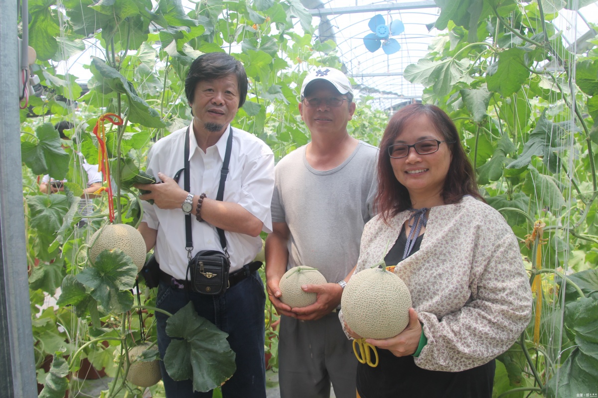 蔡東纂老師(左)到范玉芳的果園指導