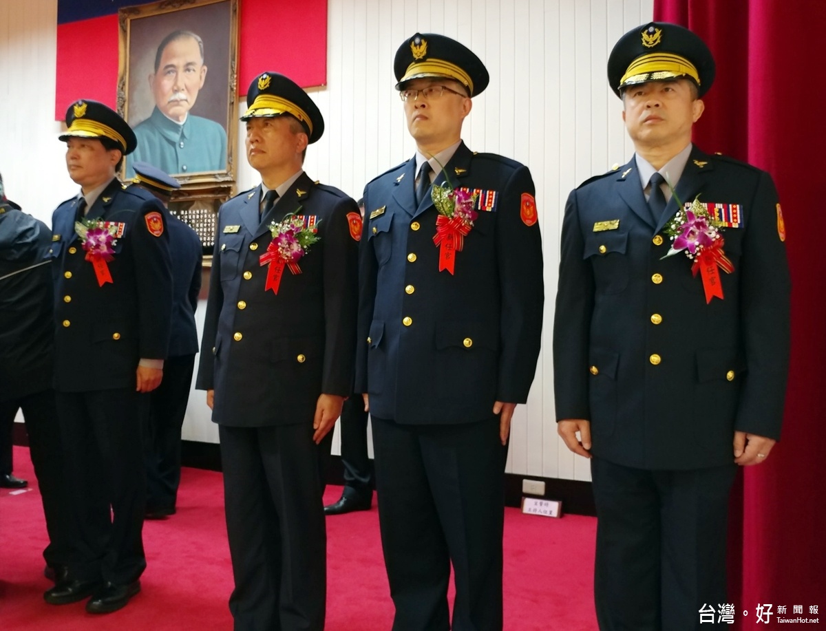 桃園市重要警職人員交接鄭市長期勉警察同仁繼續努力維護治安及順暢交通