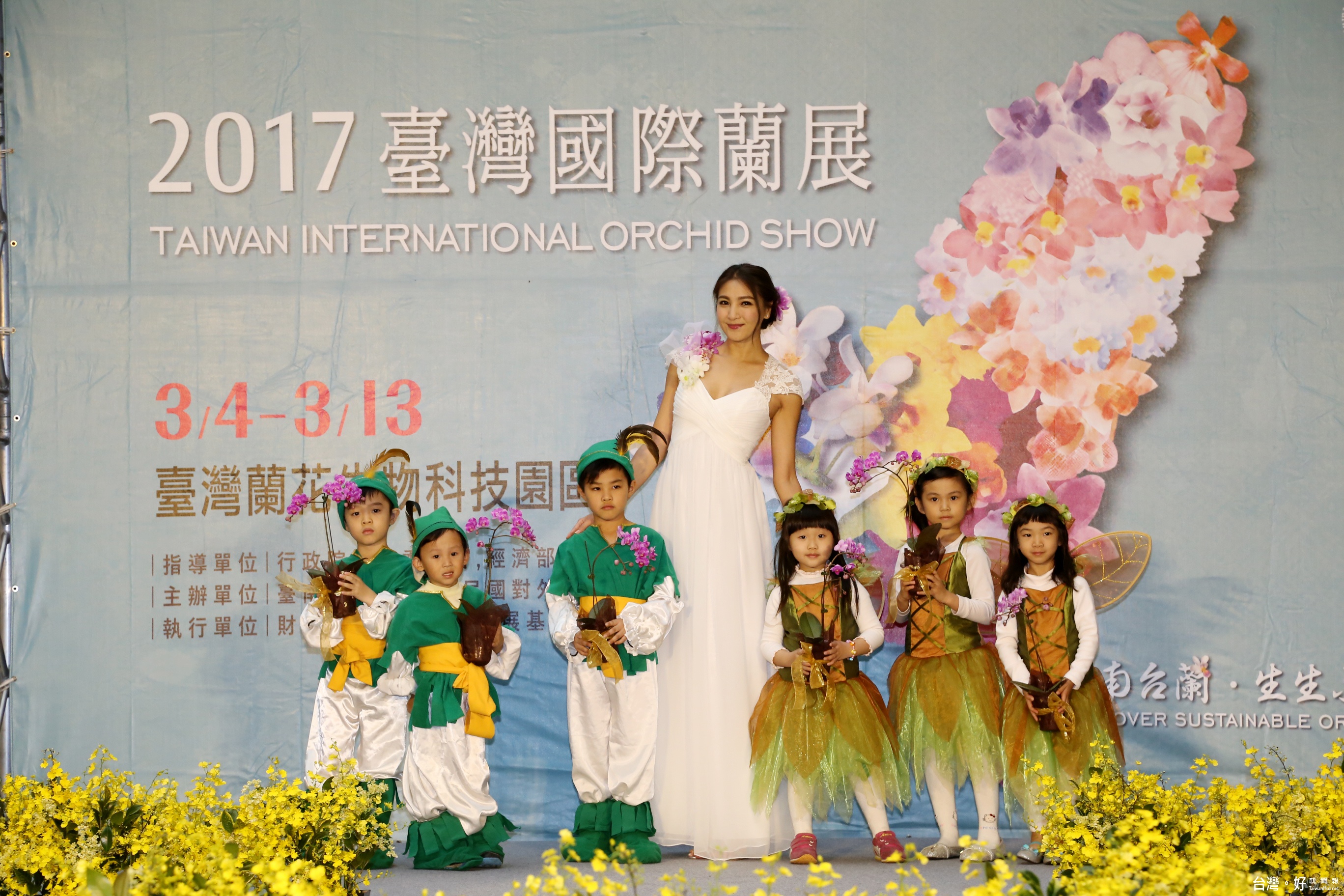 為了行銷「2017台灣國際蘭展」，名模陳思璇以姬蝴蝶蘭走秀，歡迎各界前來台南參觀最美麗的蘭花。