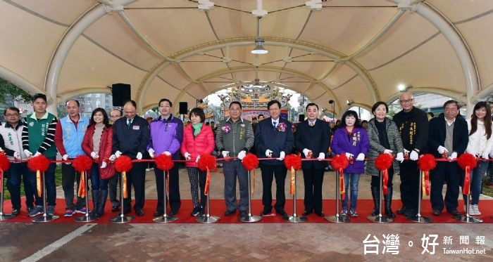 桃園市長鄭文燦與議長邱奕勝率領市府團隊及市議員，出席「桃園機場捷運A22站綠地天幕剪綵啟用典禮」。