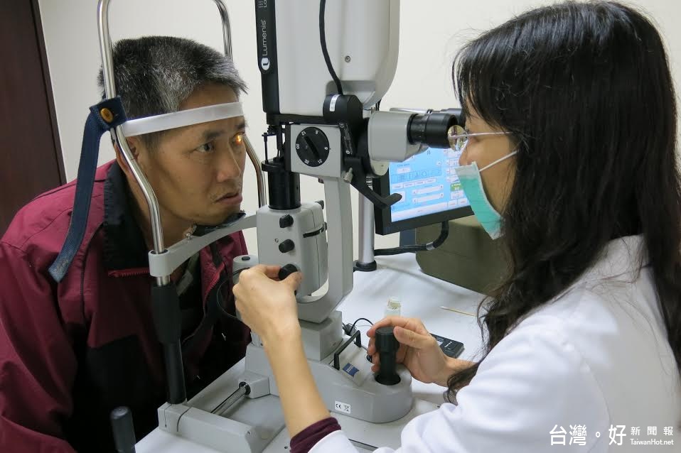 右眼視陷霧霾　眼底雷射治療重見光明