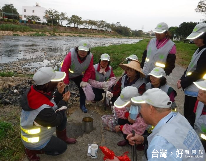 錦興里水巡守隊執行水質檢測 。