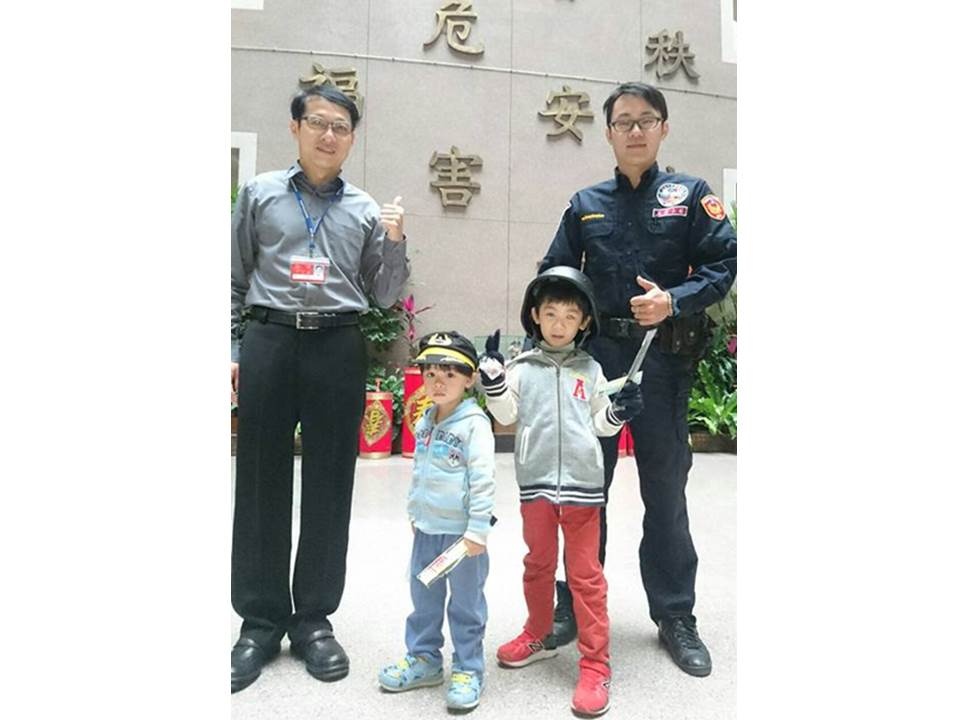 幼童開心與警察叔叔合影