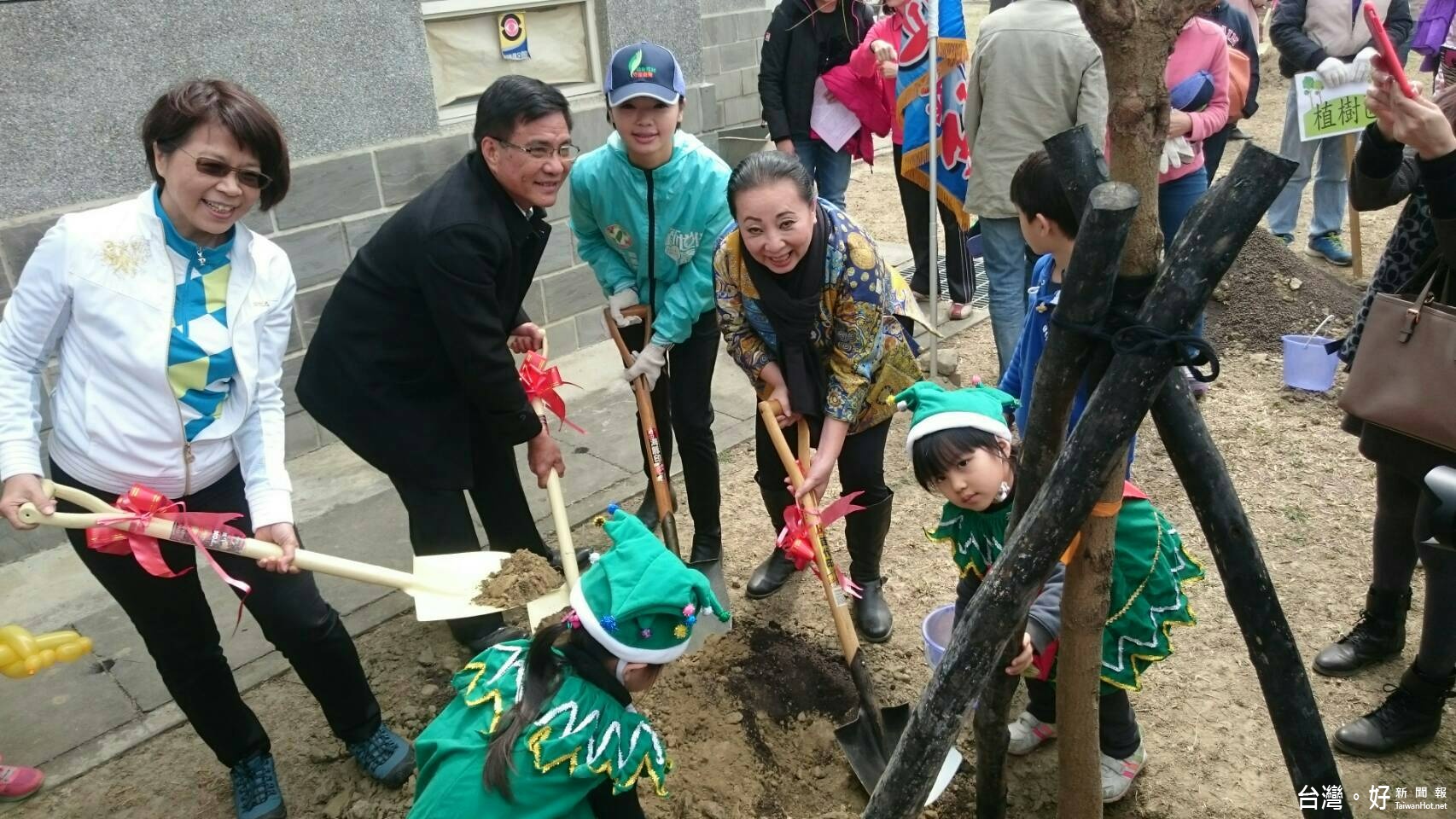 嘉義縣長張花冠、嘉義林管處長黃妙修、與會來賓及植樹護樹寶寶一起種下黃連木1