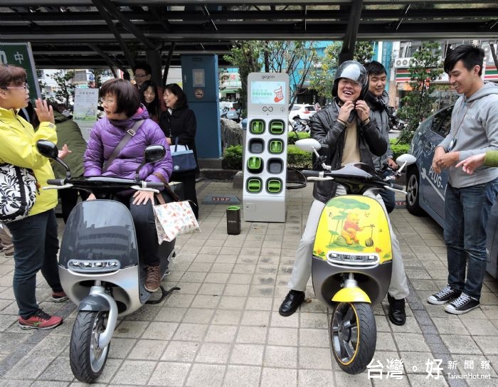 民眾開心體驗電動機車。 