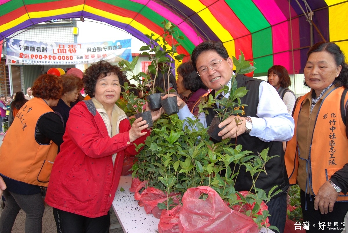 彰化市長邱建富贈桂花與茶花的苗木給現場民眾，鼓勵大家環境綠美化。)