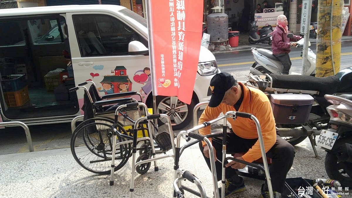 輔具行動維修車到大城鄉長期照護服務據點為民眾服務。