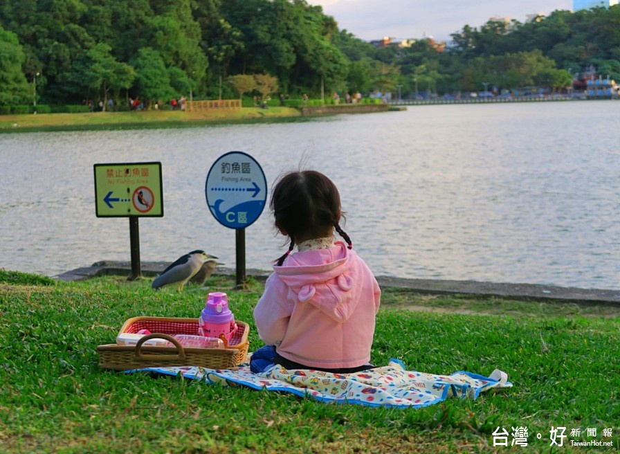 在碧湖公園野餐，可盡享優美的湖濱景色。（圖／台北市政府工務局公園路燈工程管理處）